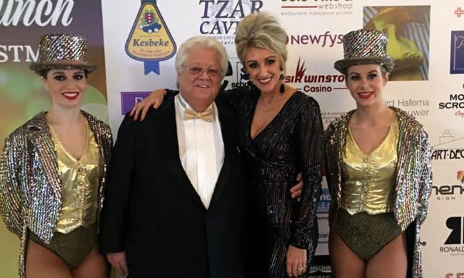 Saskia Vugts poseert met Tony Tetro bij de entree van zijn jaarlijkse Society Lunch