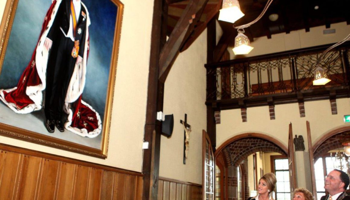 De onthulling van het portret van Koning Willem Alexander in het Gemeentehuis van Vught