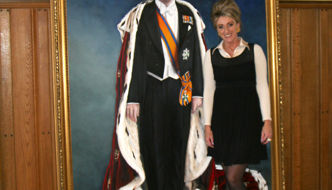 Saskia Vugts naast het door haar geschilderde staatsieportret van Konging Willem Alexander