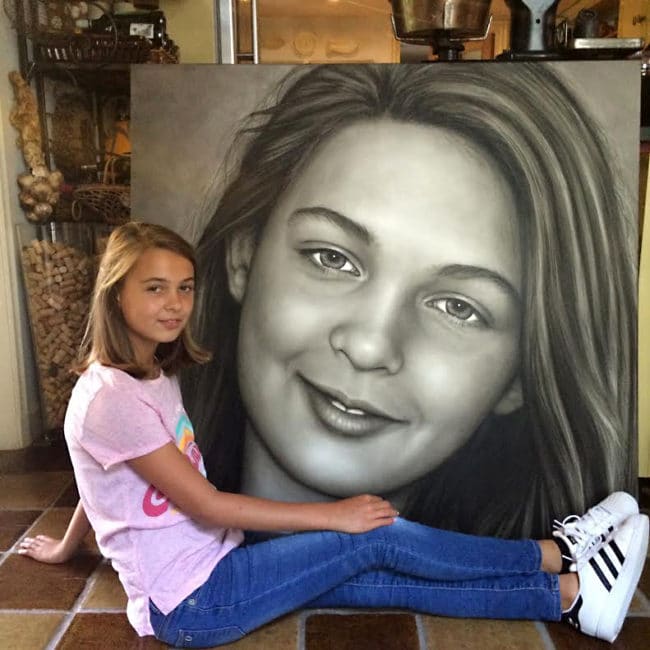 Carlijn poseert voor het portret dat Saskia Vugts van haar maakte