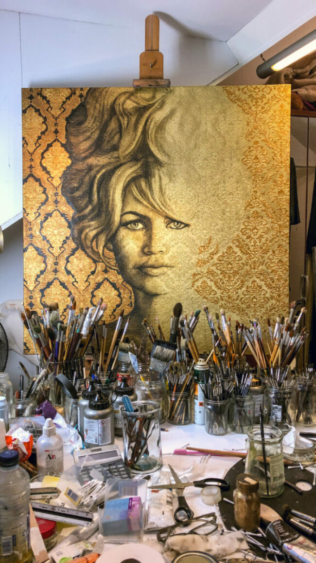 Brigitte Bardot in olieverf op brokaatstof geschilderd